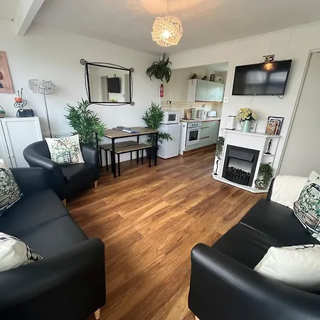 The Green One, Sunbeach, Scratby - Two Bed Chalet, Sleeps 5, Free Wi-Fi, Pet Friendly, Bed Linen And Towels Included Plus Free Entry To Onsite Clubhouse Exterior photo